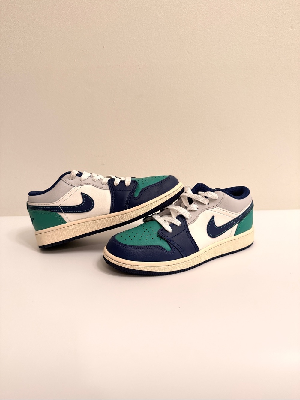 Nike Kids Low-Top Sneakers in Navy, Green & White